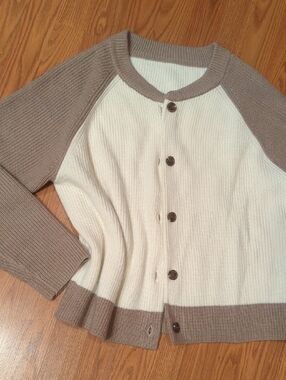 Neutral Two-Tone Raglan Button-Front Sweater - Cream & Taupe